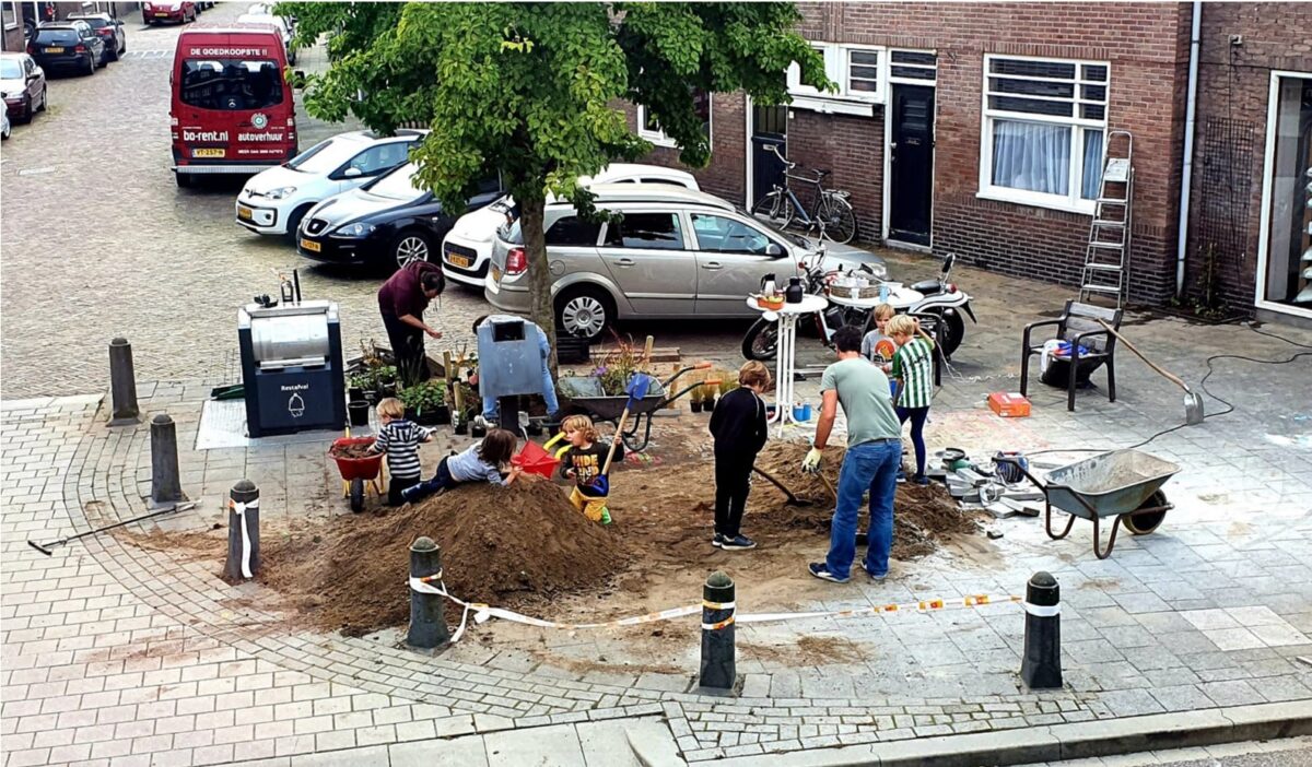 59 buurtinitiatieven uit Zwolle maken hun straat groen tijdens Burendag