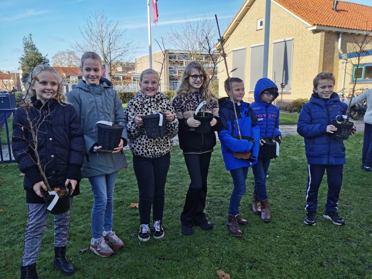 550 Kinderen van 22 basisscholen uit heel Overijssel verzorgden en plantten hun eigen boom!