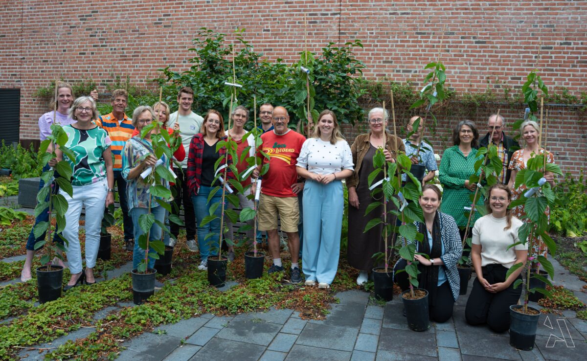 14 nieuwe tuincoaches gaan Hellendoornse tuinen groener maken