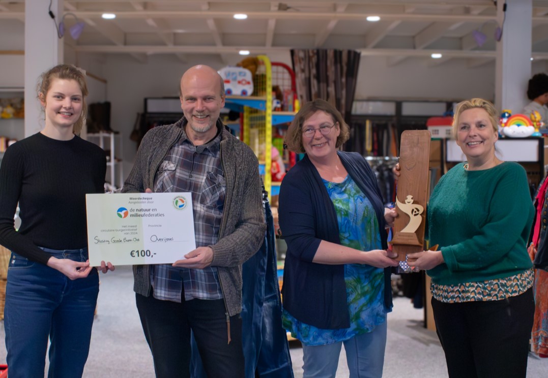 Stichting Goede Buren Olst wint Kringlogo 2024 voor beste Circulaire Burgerinitiatief van Overijssel