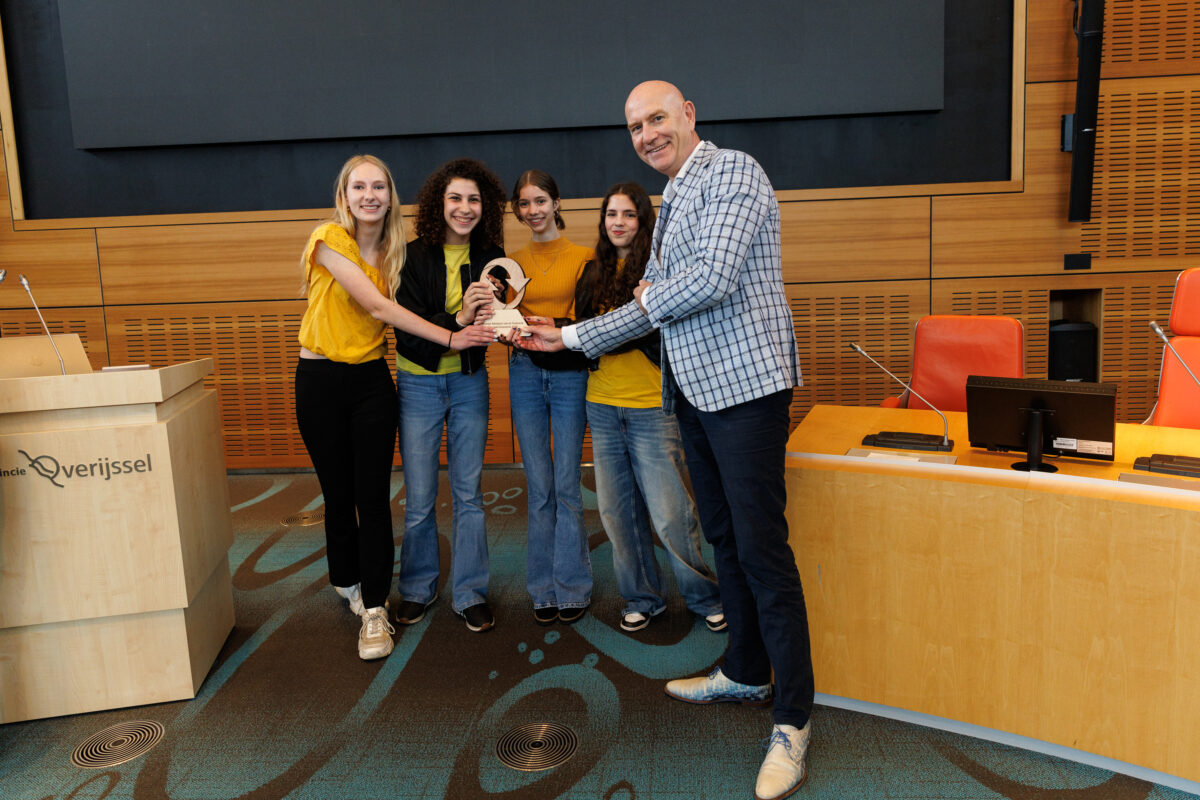 Leerlingen van het Bonhoeffer College Enschede draaien de oliekraan dicht met prijswinnend spel