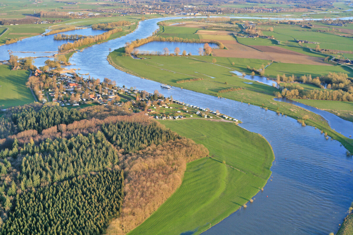 Verwondering langs de rivier