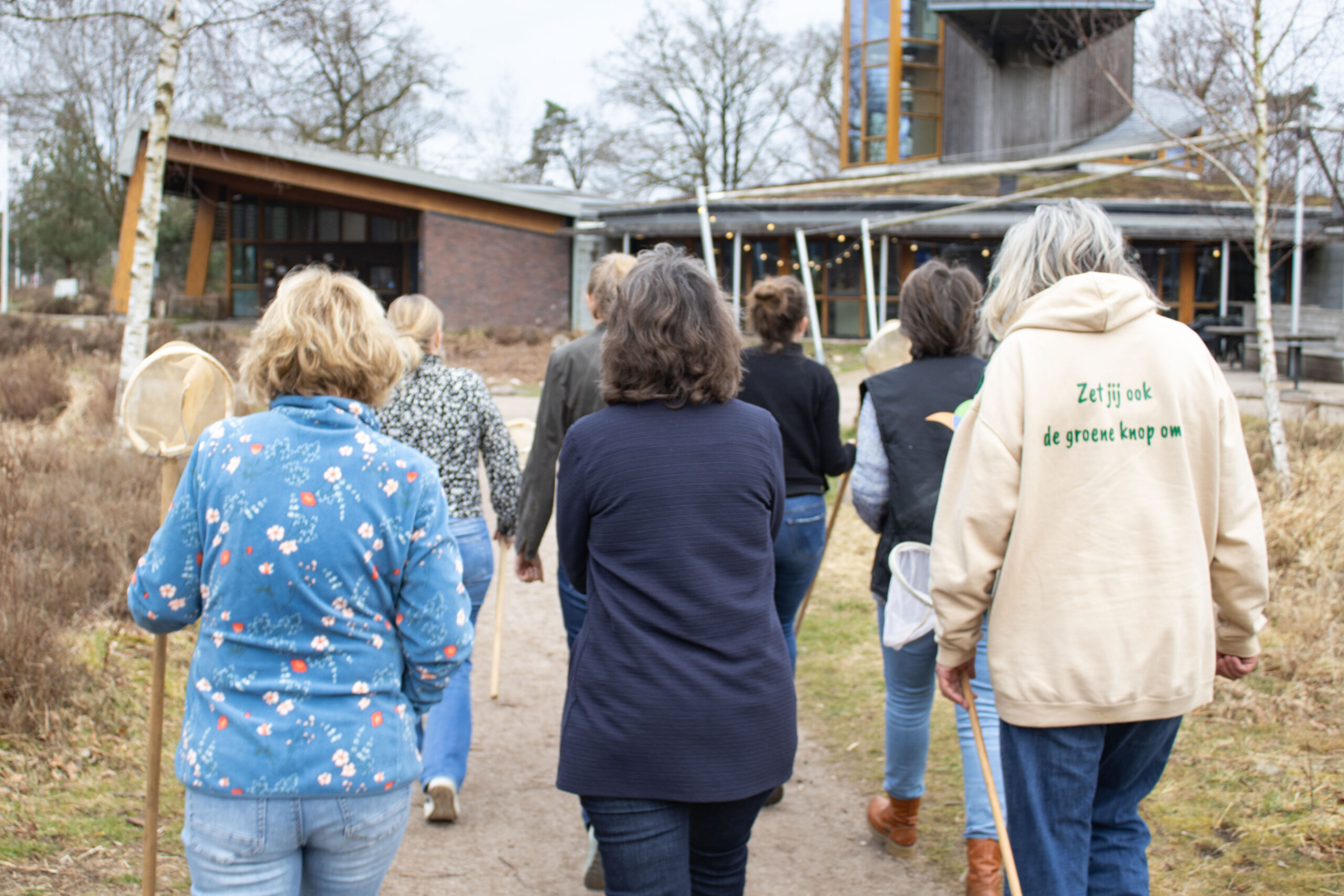 Partners binnen het NME project in Overijssel lopen met de rug naar ons toe