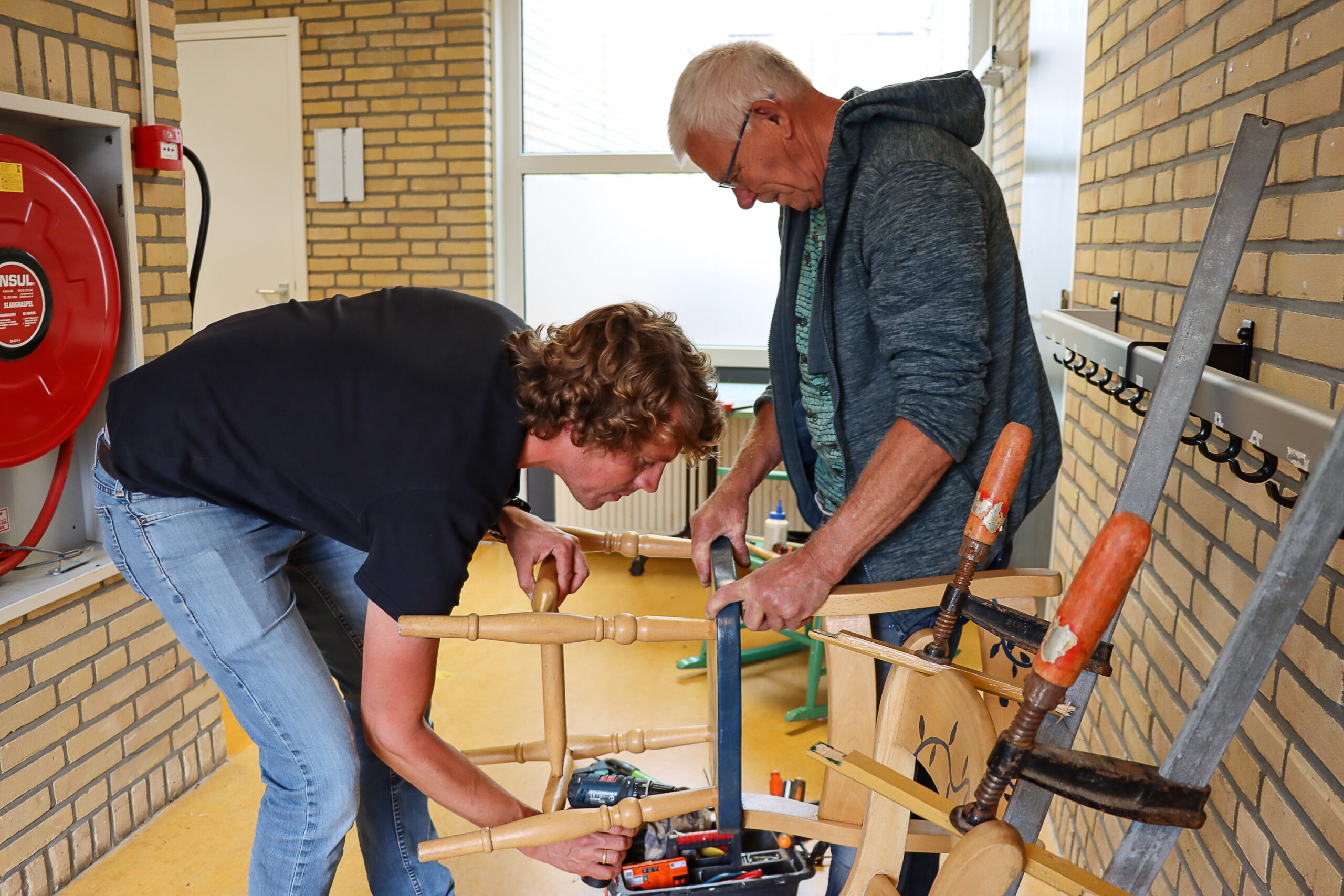 Twee reparateurs aan het werk in het Repair Café TIB