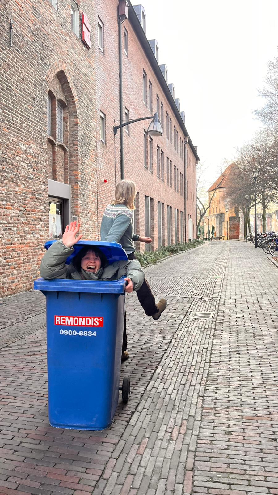 Goede buren scheiden samen afval