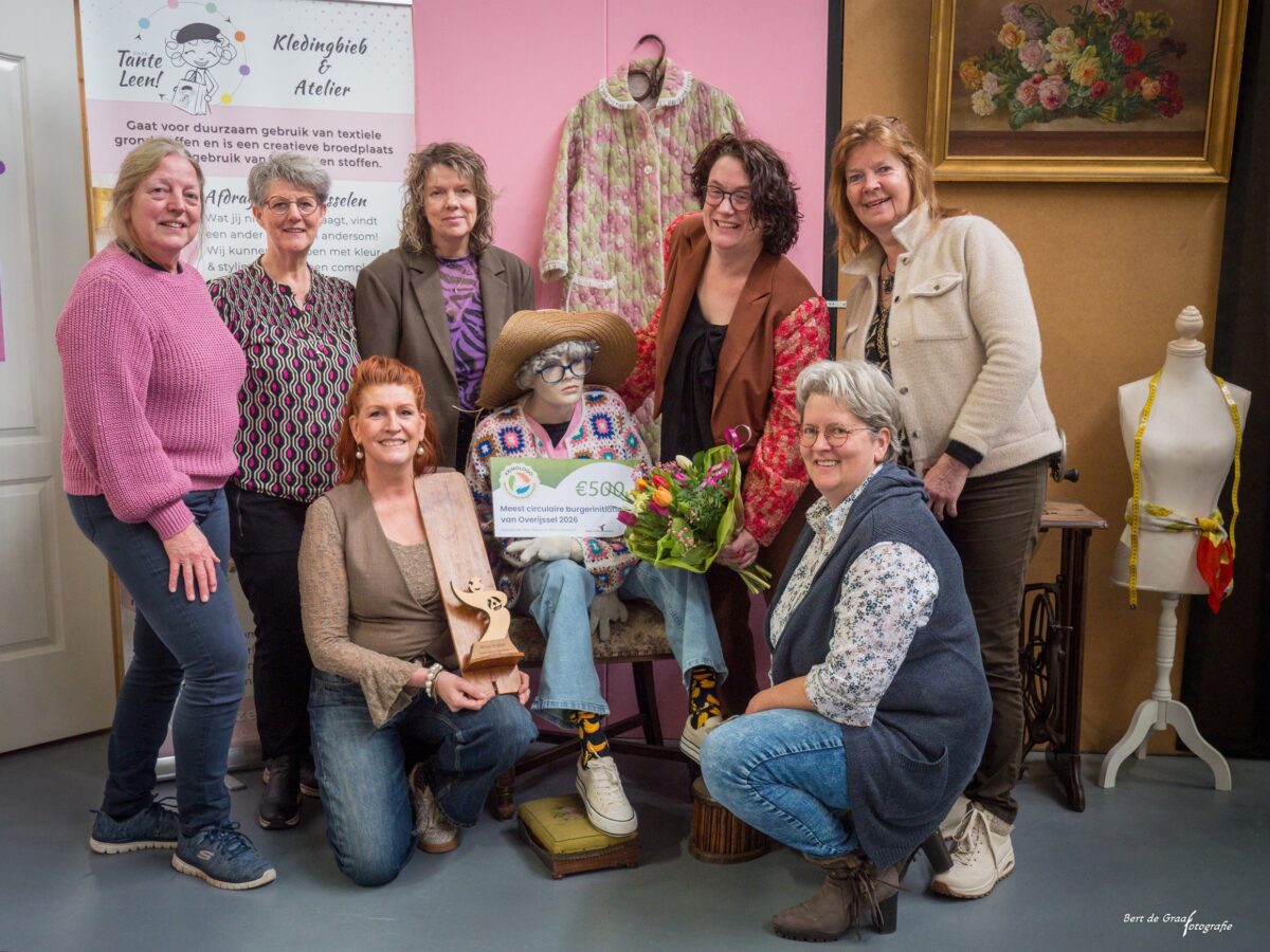 Kledingbieb ‘Onze Tante Leen’ uitgeroepen tot circulaire held van Overijssel met Kringlogo-prijs